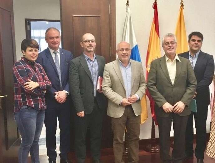Imagen de la reunión de este lunes del presidente y consejera con miembros de la directiva de GoroEco (Foto TA)